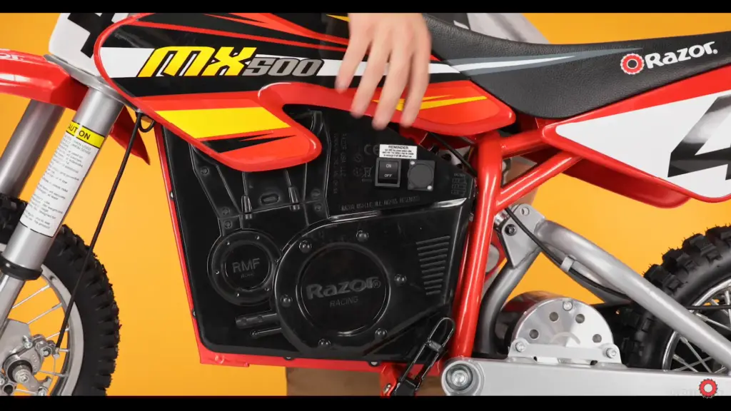 highlighting the bike Razor MX500 Dirt Rocket