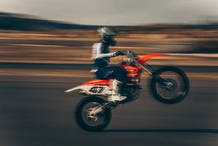 How-to-wheelie-a-dirt-bike-blurred