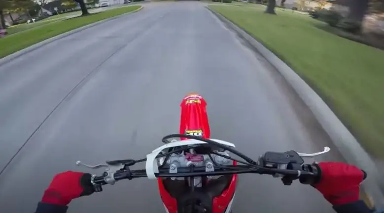 How-to-wheelie-a-dirt-bike-cop-chase