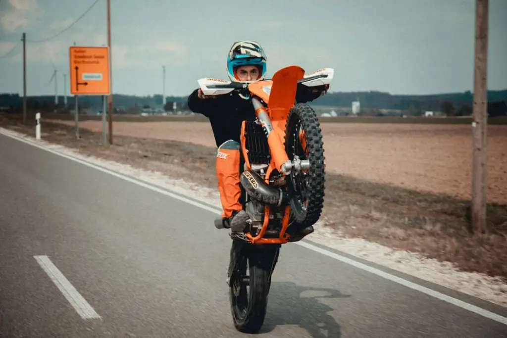 How-to-wheelie-a-dirt-bike-perfect-technique-front-view